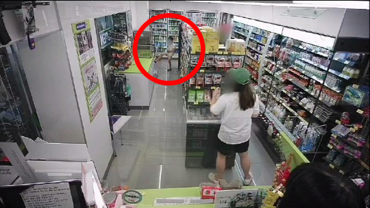 편의점 진열대를 발로 차는 아이. [보배드림 캡처]